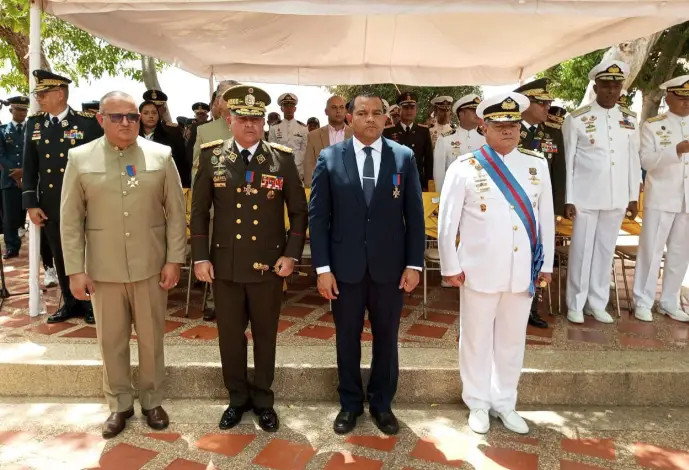 Este 5 de julio, cuando se celebra el 213 aniversario de la Firma del acta de Independencia, los honores se llevaron a cabo en la plaza Bolívar de Coro.