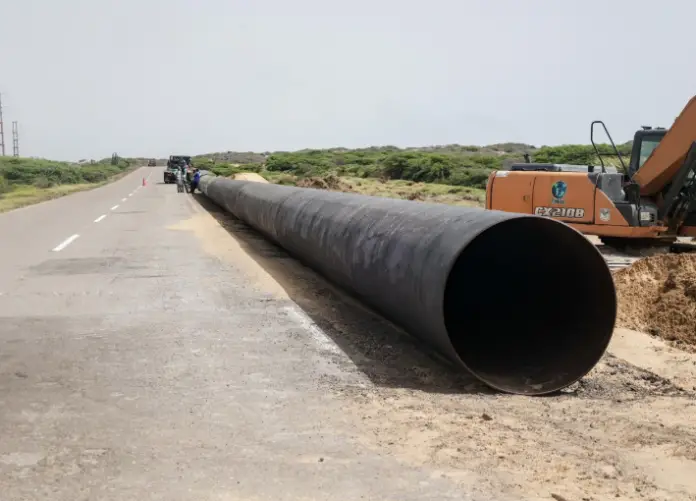 Este miércoles el gobernador, Víctor Clark, inspeccionó los avances de sustitución de 800 metros de tubería ubicada en la carretera Coro-Punto Fijo.