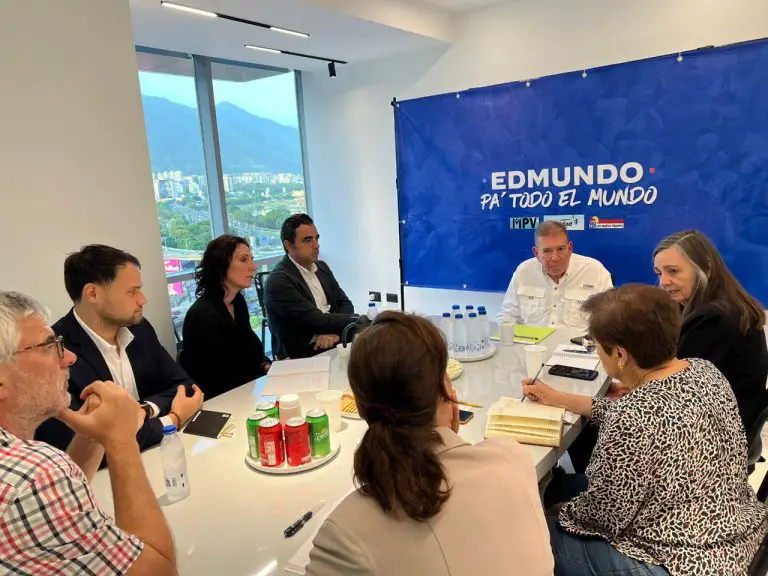 Edmundo González se reúne con observadores del Centro Carter