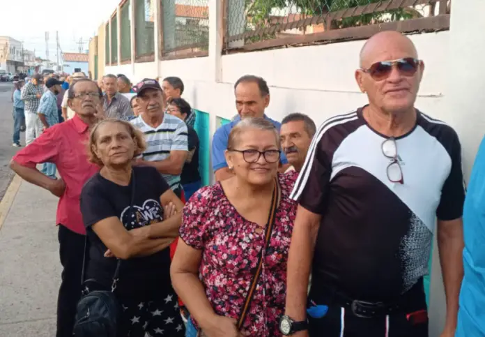 Desde horas de la madrugada, electores de Punto Fijo amanecieron a la espera de ejercer su derecho al voto en estas elecciones presidenciales.