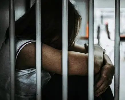 Encerrada en una jaula, así tenían a adolescente venezolana