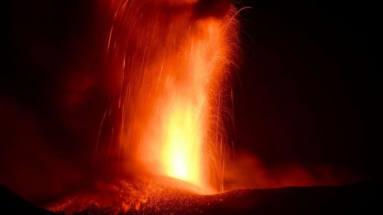 La erupción del volcán Etna se intensifica con la emisión de lava