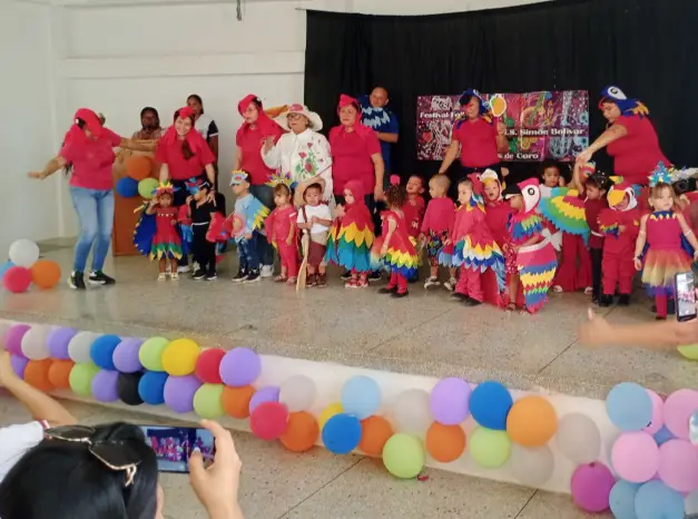 Con la emoción y la alegría que caracteriza a los niños, los estudiantes del Ceis Simón Bolívar llevaron a cabo el Festival Folklórico 2024.