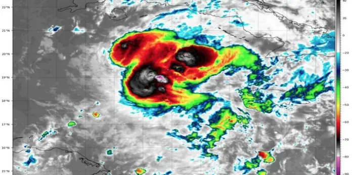 El huracán Beryl ha descendido a categoría 3 y se desplaza hacia el suroeste de la isla Gran Caimán en el Caribe, apuntando hacia la península de Yucatán.