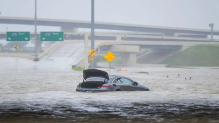 Beryl se debilita tras tocar tierra como huracán en Texas y deja daños