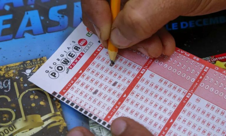 Ganó un millón de dólares en la lotería pero un empleado le robó el boleto