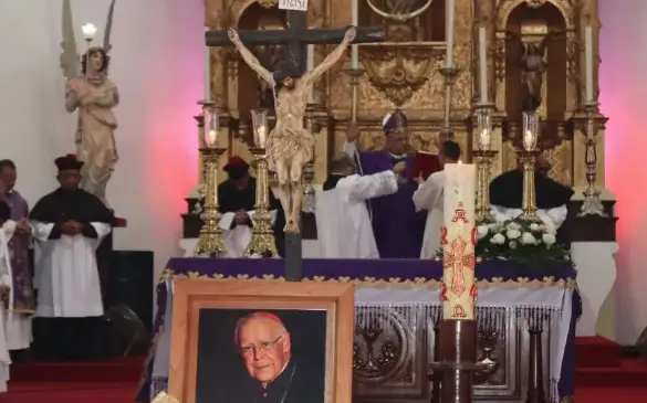 El Arzobispo Metropolitano de Coro, Monseñor Víctor Hugo Basabe celebró Eucaristía en sufragio por el eterno descanso de Monseñor Roberto Lückert León.