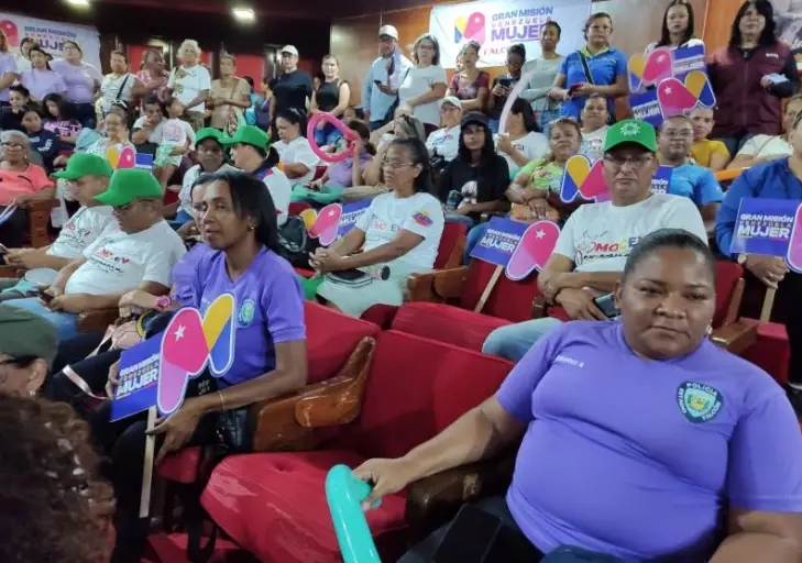 Un grupo de mujeres de la Vanguardia Inces Falcón se hicieron presente en el Encuentro Integrador de la Gran Misión Venezuela Mujer.