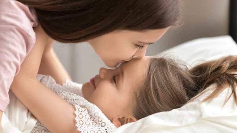 Despertar a los niños con besos reduce los gritos, el estrés y la ansiedad