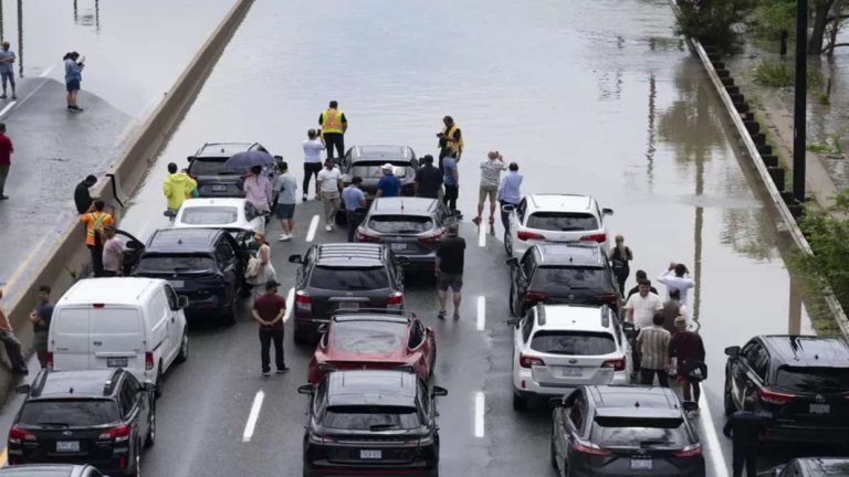 Lluvias torrenciales provocan severas inundaciones y caos en Toronto