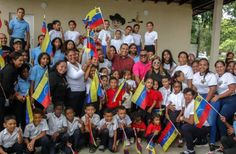 Otra escuela fue rehabilitada por el amor de las Brigadas Comunitarias Militares (Bricomiles) y entregada en nombre del presidente Nicolás Maduro.