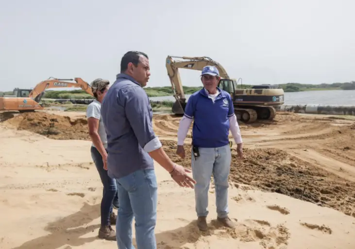 Este miércoles el gobernador, Víctor Clark, inspeccionó los avances de sustitución de 800 metros de tubería ubicada en la carretera Coro-Punto Fijo.