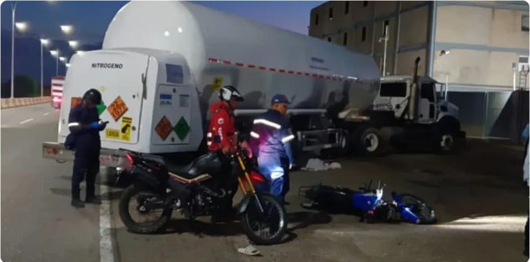 Choque entre gandola y moto deja un muerto