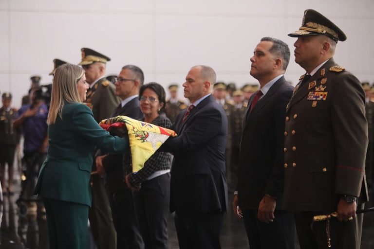 Autoridades conmemoran Día de la Bandera en el Panteón