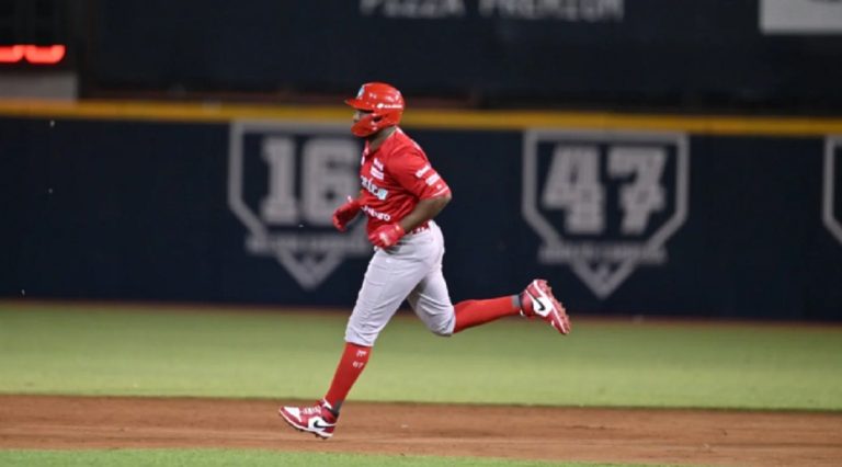 Jonrones del venezolano José Pirela mantienen vivos a los Diablos Rojos