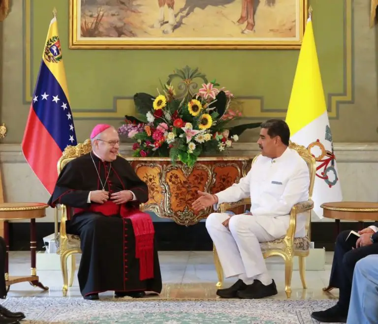 El Nuncio apostólico entregó credenciales al presidente Maduro