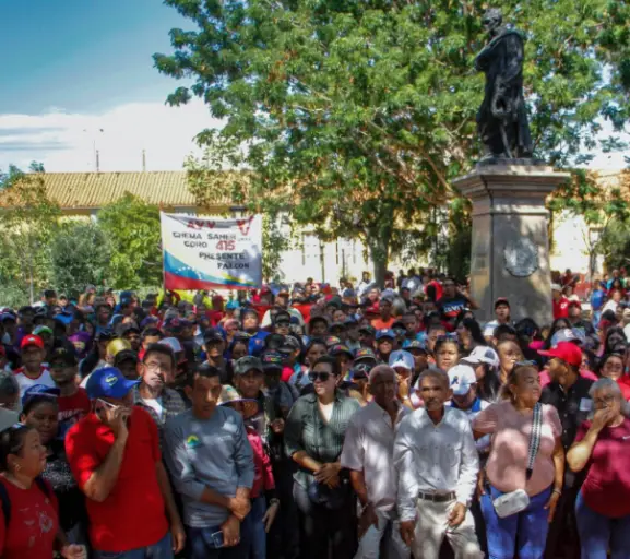 A un mes del triunfo electoral de Nicolás Maduro avalado por el CNE y el TSJ, el pueblo falconiano se concentró en la plaza Bolívar de Coro