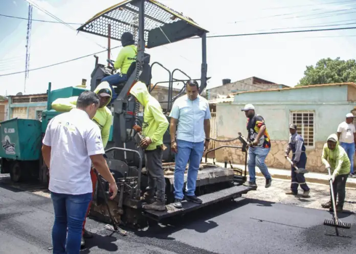 El gobernador Víctor Clark supervisó la colocación de más de 700 toneladas de asfalto en la avenida principal del sector 5 de Julio de la parroquia San Gabriel.