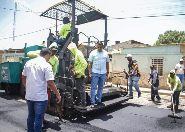 Colocan más de 700 toneladas de asfalto en calle principal de 5 de julio