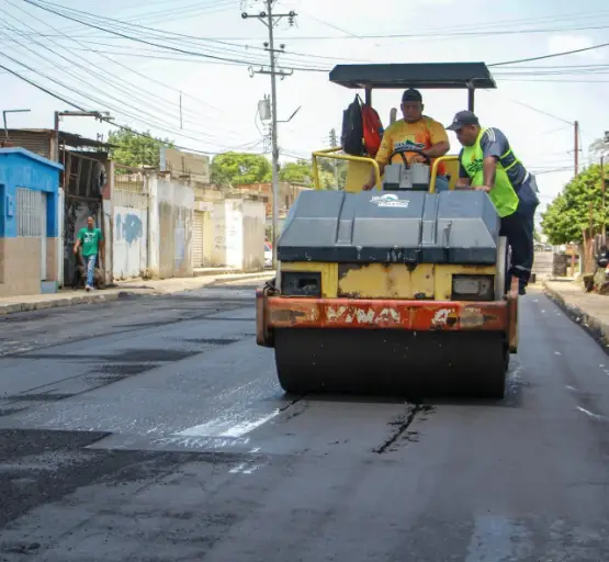 El gobernador Víctor Clark supervisó la colocación de más de 700 toneladas de asfalto en la avenida principal del sector 5 de Julio de la parroquia San Gabriel.