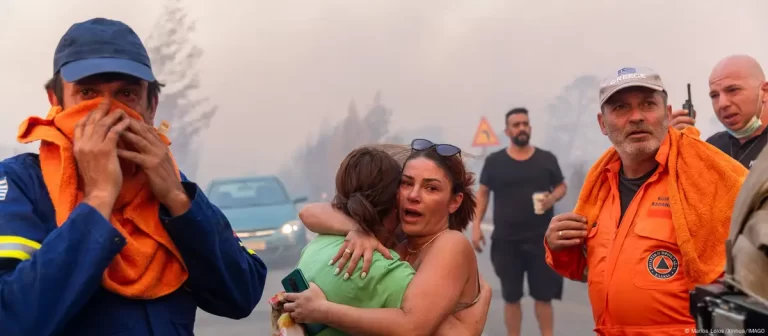 Hallan cuerpo calcinado en incendio a las puertas de Atenas