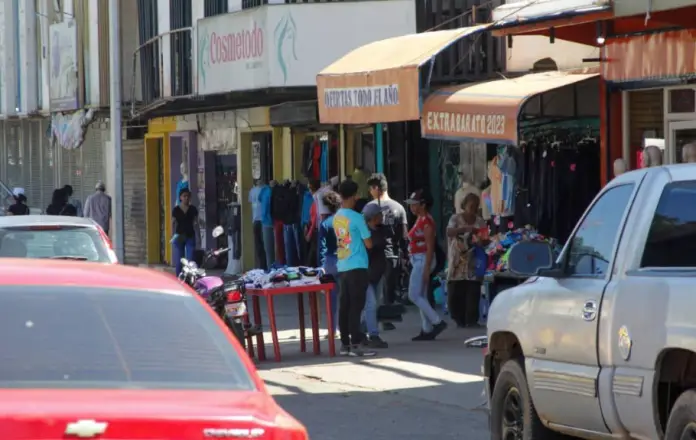 Con alta afluencia de personas y un ambiente de tranquilidad, los comerciantes de la avenida Manaure de Coro, destacan la normalidad en las calles de la ciudad.