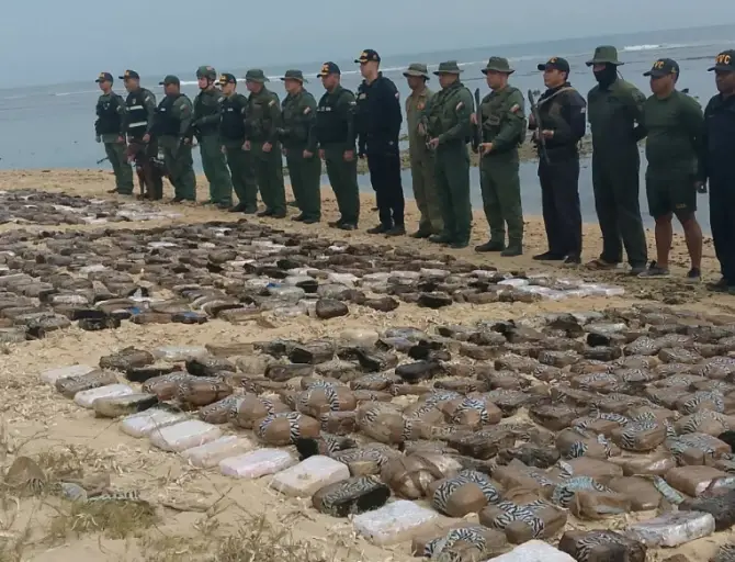 Ya los organismos de seguridad contabilizan la recolección de 1223 panelas de droga en las costas del Cabo de San Román este miércoles.