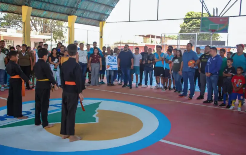 El gobernador Víctor Clark entregó a Cruz Verde la rehabilitación de la cancha deportiva “Los Quintos” que impacta en más de 300 jóvenes y niños.