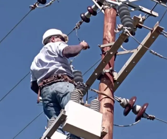 La clase trabajadora de la Gerencia de Distribución de Corpoelec, realizó mantenimiento correctivo y preventivo al circuito eléctrico Las Casitas 13.8 kV.