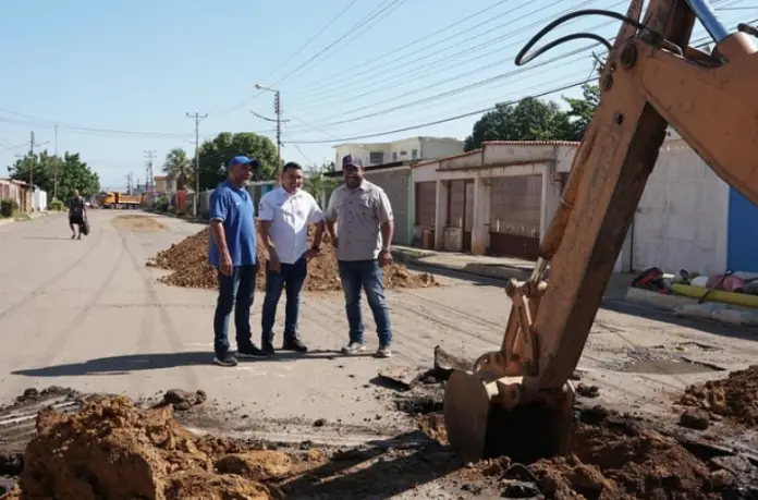 Hernández supervisó este lunes la sustitución de 25 metros de colector lineal de 15” en la calle principal de la urbanización Monseñor Iturriza de Coro.