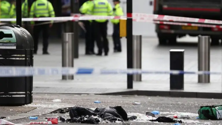 Detenido un hombre tras apuñalar a una mujer y una niña en una céntrica plaza de Londres