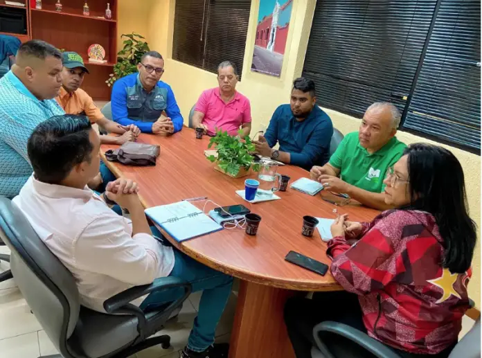 En una reunión de trabajo con el sector transporte y el Banco Bicentenario, el alcalde Henry Hernández planteó la alternativa del cobro del pasaje digitalizado.