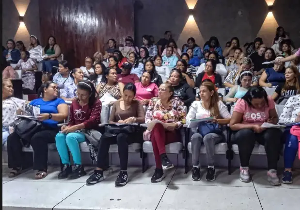 Con miras a seguir fortaleciendo las políticas de crecimiento de la población, el programa Y Dios me hizo Mujer realizó la jornada Emprendimiento Femenino.