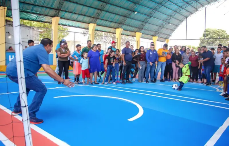 El gobernador Víctor Clark entregó a Cruz Verde la rehabilitación de la cancha deportiva “Los Quintos” que impacta en más de 300 jóvenes y niños.