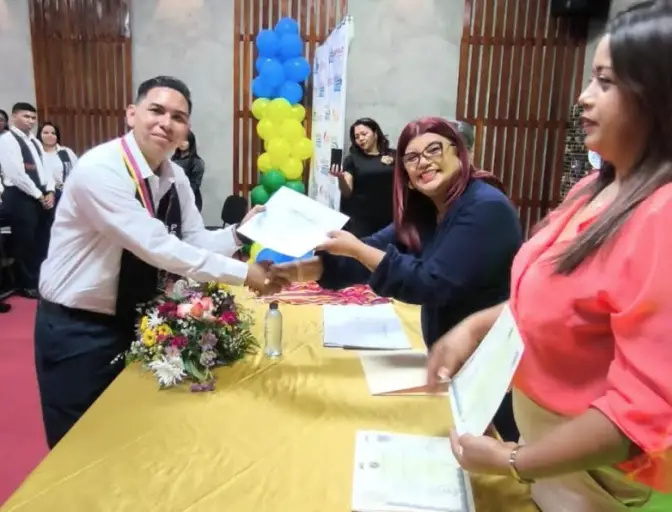 En un emotivo acto se realizó el acto de graduación de la Décima Octava Promoción de Bachilleres Productivos que egresa del Liceo Inces.