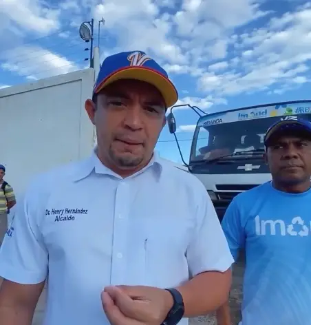 El alcalde, Henry Hernández, junto al director del Instituto de Aseo Urbano, Charles Suárez, informaron que reanudan las operaciones de recolección de basura.