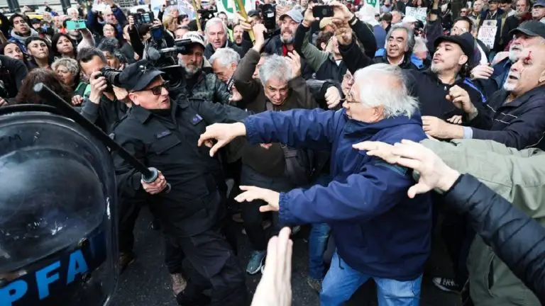 Policía argentina reprime protesta de jubilados contra el gobierno de Milei