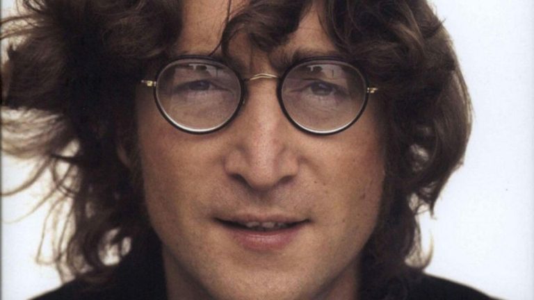 Subastan las famosas gafas de John Lennon por esta millonaria cifra