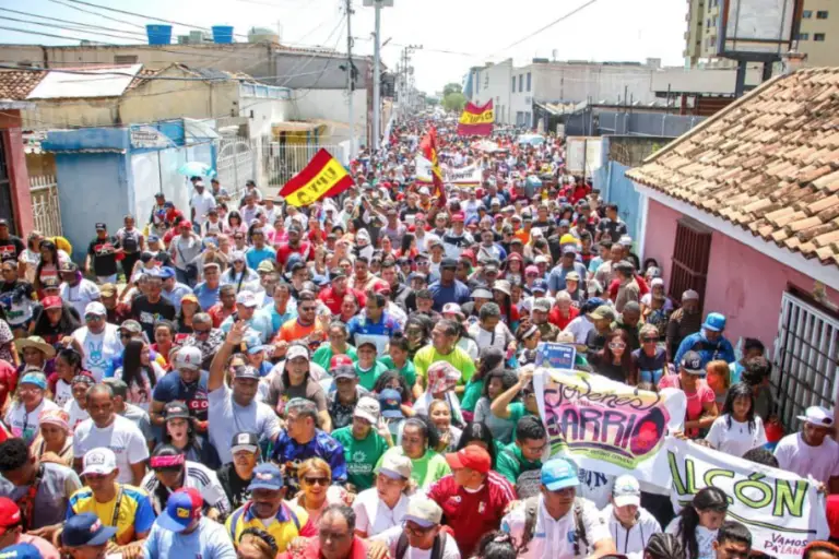 Claro en su convicción patriótica y revolucionaria, el pueblo del estado Falcón salió este sábado a la calle en defensa de la paz y en respaldo a Nicolás Maduro