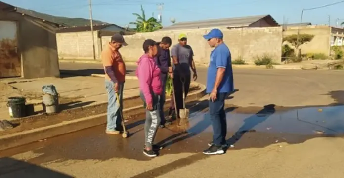 El equipo multidisciplinario del Plan Miranda Sin Botes inició los trabajos de reparación de avería de agua potable a nivel de su tubería matriz.