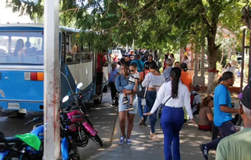 Con alta afluencia de personas y un ambiente de tranquilidad, los comerciantes de la avenida Manaure de Coro, destacan la normalidad en las calles de la ciudad.