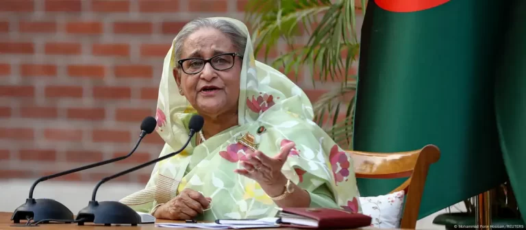 Primera ministra de Bangladés renuncia y abandona el país