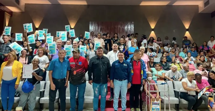 En un acto de reinvindicación social, el alcalde Henry Hernández oficializó la transferencia de terrenos ejidos municipales y entregó títulos de propiedad.