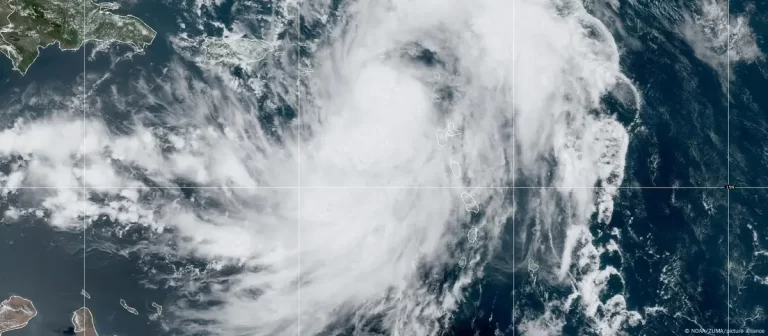 Tormenta Ernesto se fortalece en su ruta hacia Puerto Rico