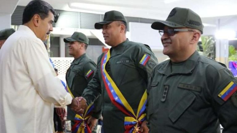 El presidente Maduro condecora a militares sancionados