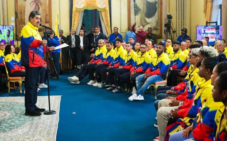 Medallistas paralímpicos fueron condecorados por el Presidente (Video)