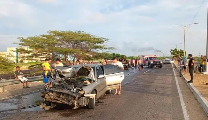 Este domingo un accidente de tránsito tipo colisión entre vehículos y vuelco de uno de ellos se registró en la Intercomunal Alí Primera de Punto Fijo.