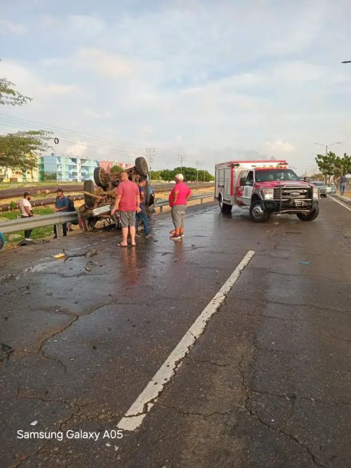 Este domingo un accidente de tránsito tipo colisión entre vehículos y vuelco de uno de ellos se registró en la Intercomunal Alí Primera de Punto Fijo.