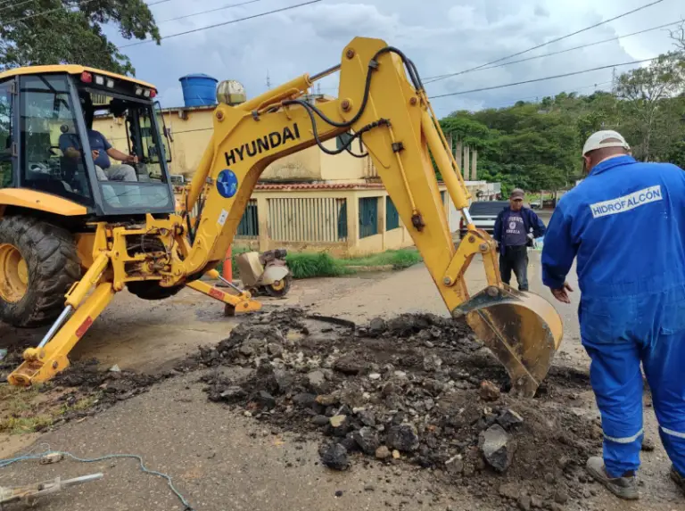 Hidrofalcón repara colector de aguas servidas en Churuguara