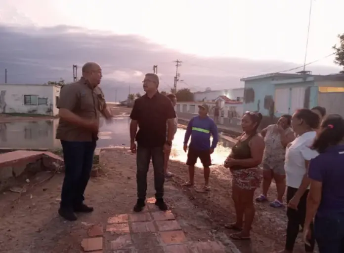 El Alcalde del municipio Carirubana, recorrió diferentes calles de Punta Cardón para conocer la realidad de sus habitantes, luego de las lluvias.